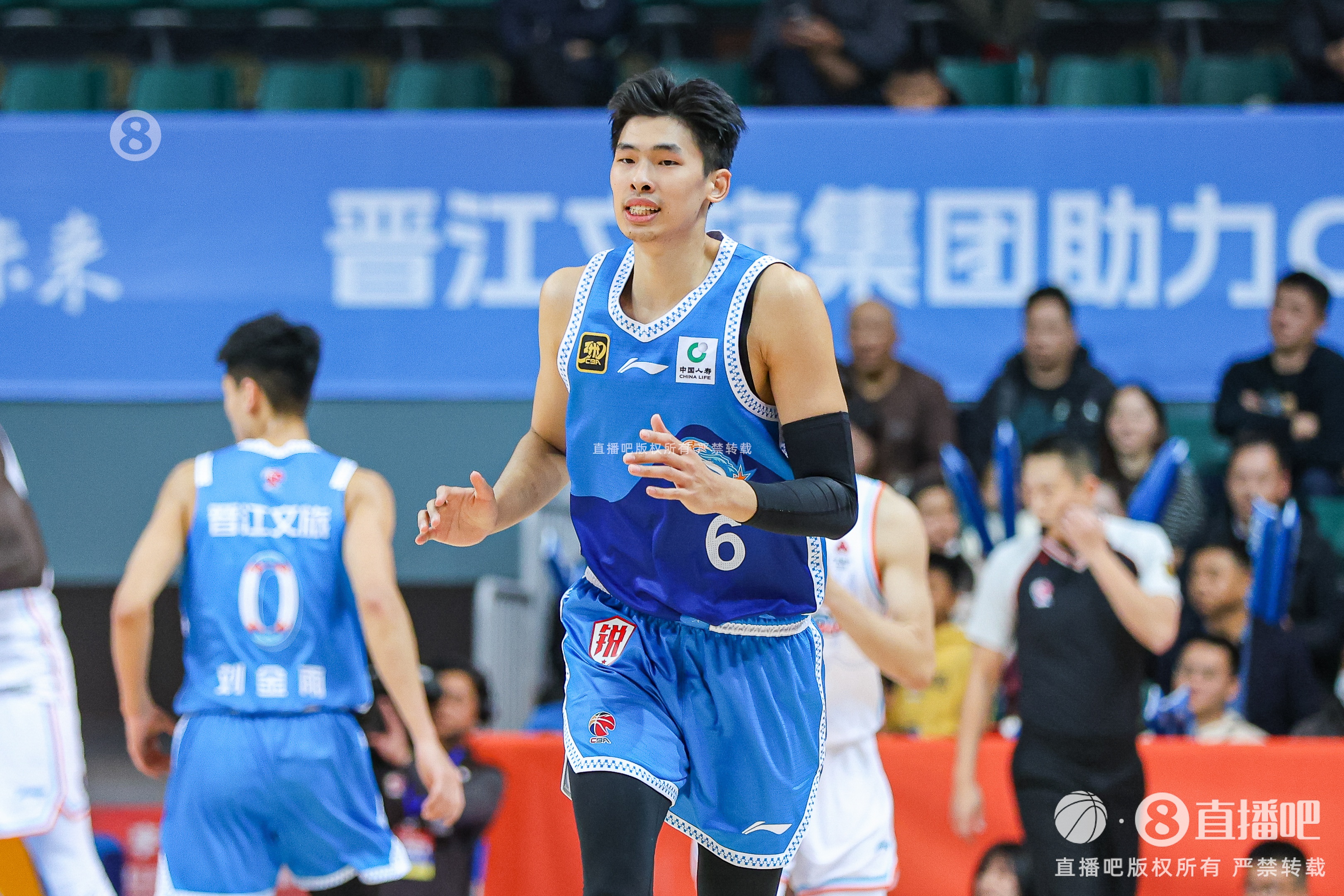 拼尽全力!邹阳17中10空砍27分10板 罚球4中4