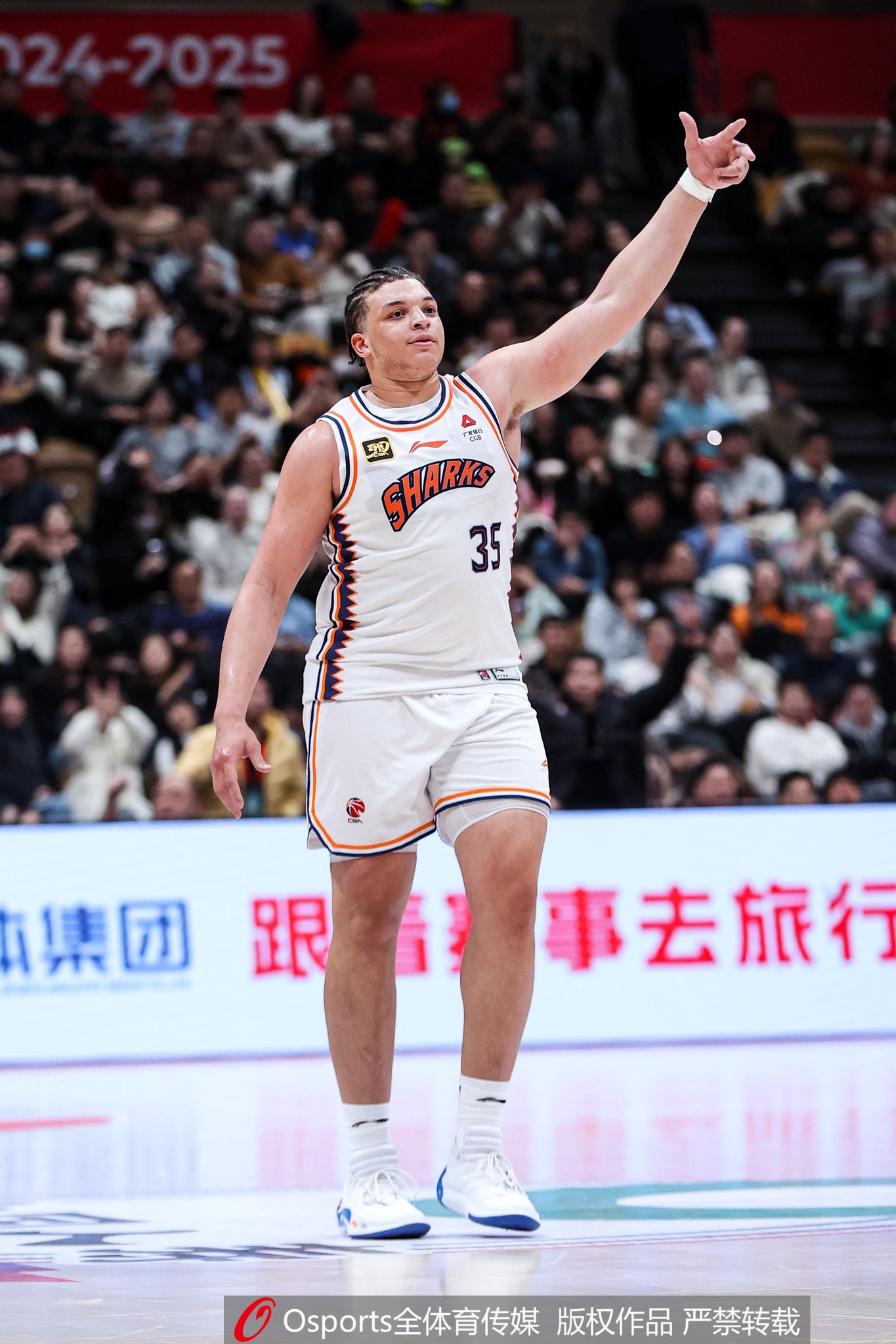 苦苦支撑!洛夫顿半场11中8高效拿下17分3板3助3断 球队落后19分